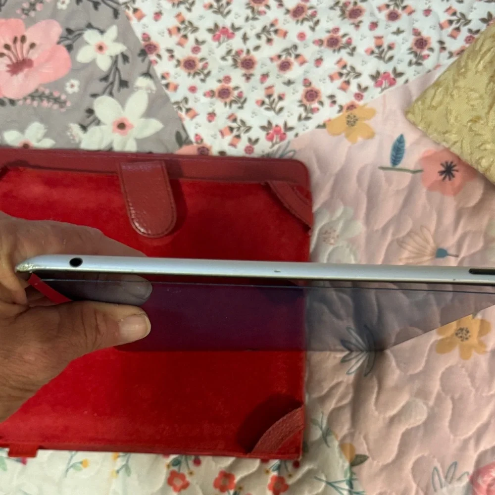 IPAD 2 WIFI with Red Case